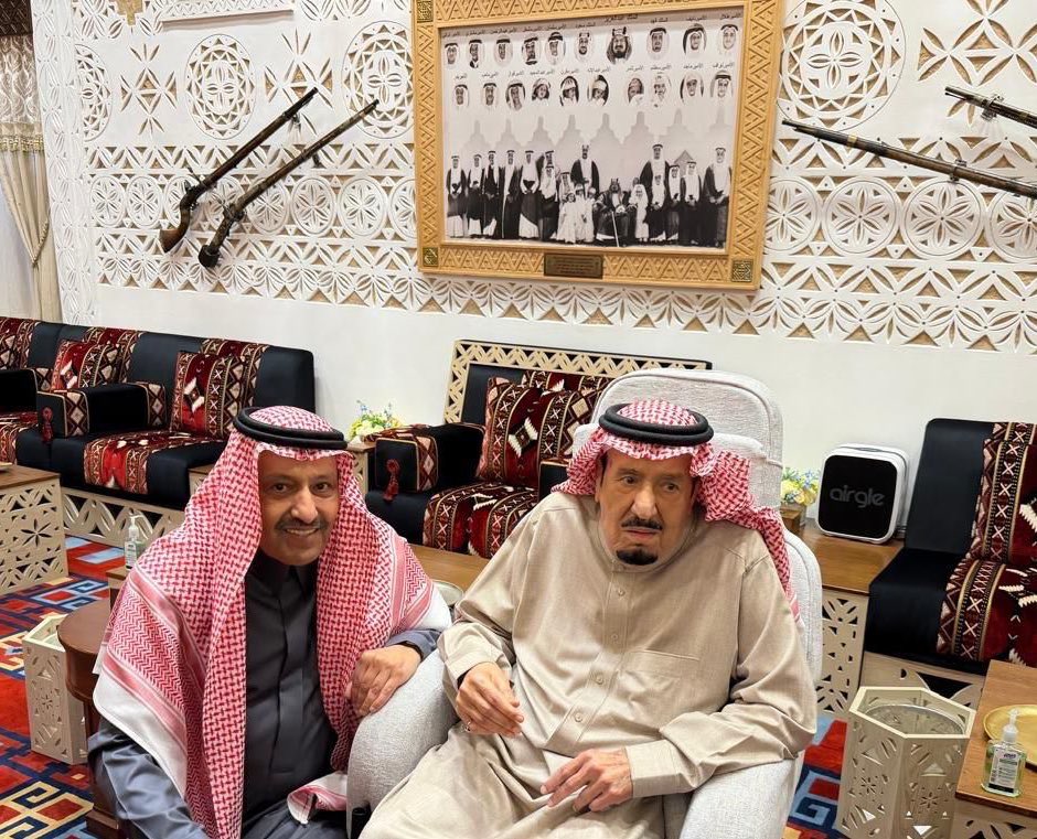 Wa7daa_1's tweet photo. الملـك -حفظه الله- اليوم مـع بعض الأمـراء 💚 https://t.co/RvPcyTrPKy
