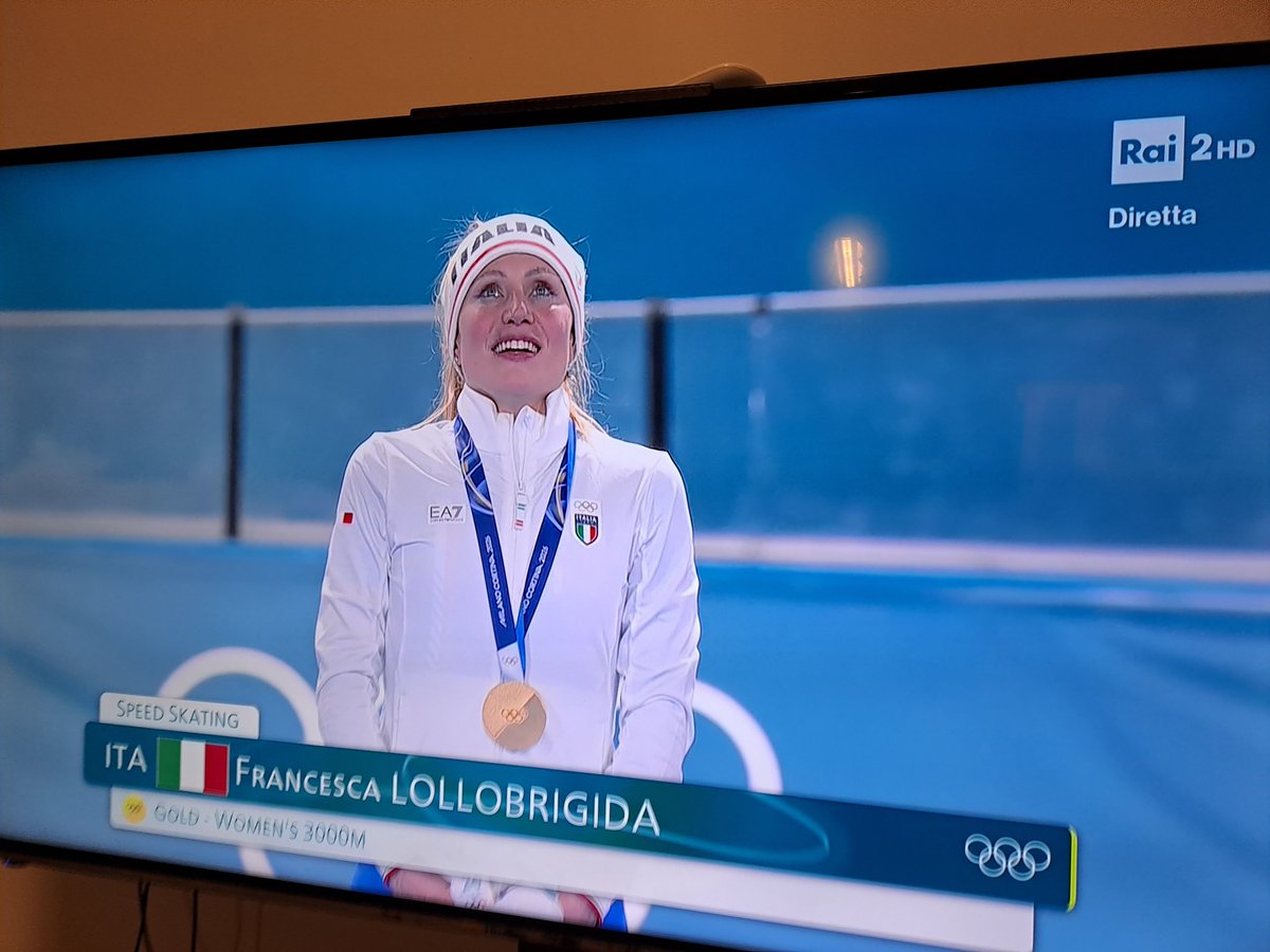 E ora tutti in piedi per il primo inno Italiano alle #OlimpiadiInvernali2026 #Olimpiadi 
Grande Francesca Lollobrigida! 
#oro
#MilanoCortinaOlympic2026