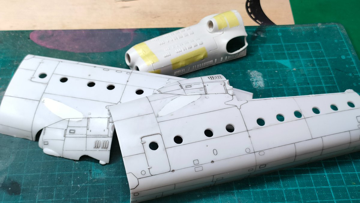 Mi-6 制作中1

此方を進めています。
機首がやたらと細分化されているのでキャノピーすり合わせ中。
今回は消防機にしようと思うのでスタブ・ウィングをスポイルするのですがフィレット？を削って均すのが結構大変です、ボディ部のラインも彫り直しました。
はたして完成するだろうか…暫く続きます🙂