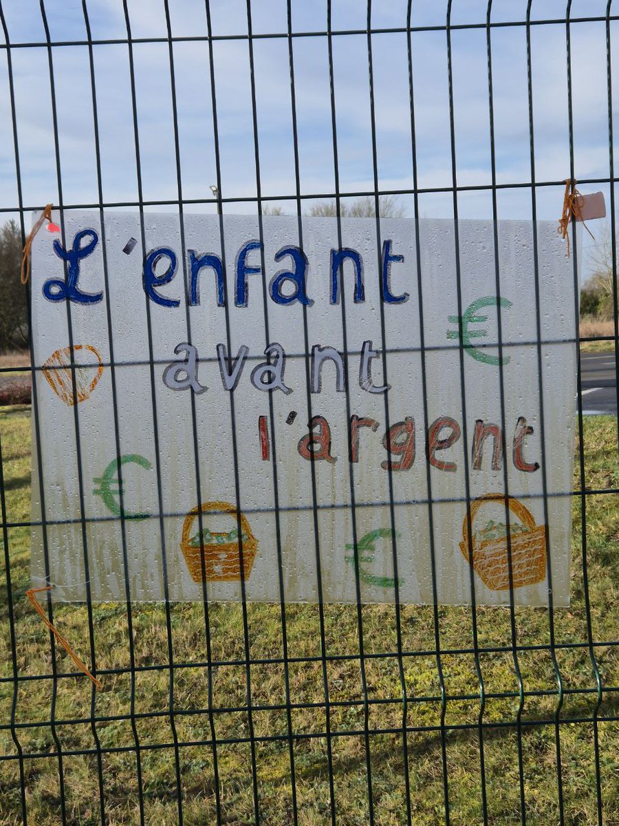 Je passais ce matin, à Amiens, devant le Centre Départemental de l'Enfance et la Famille : « En grève ». Le taux d'occupation dépasse les 100%. Avec des éducateurs à bout. Des assistantes familiales qui décrochent. Des référents sous l'eau. 

L'Aide Sociale à l'Enfance est une