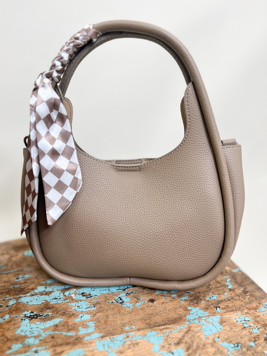 FactoryConnect's tweet photo. NEW Spring handbags are arriving at your local FC! Be sure to check us out! ✨👛 https://t.co/60niwa6lya
