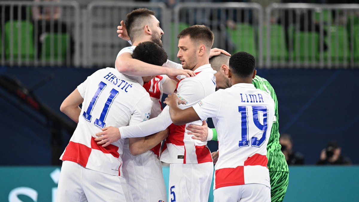 Broncaaaaaa! 🥉 #Hrvatska je u sjajnom dvoboju u Ljubljani pobijedila Francusku nakon neriješenih 5:5 i boljeg izvođenja šesteraca te osvojila treće mjesto na #FutsalEURO, što je najbolji rezultat hrvatskog futsala u povijesti - najveće čestitke svima u reprezentaciji! 🇭🇷🎇🥳🙌
