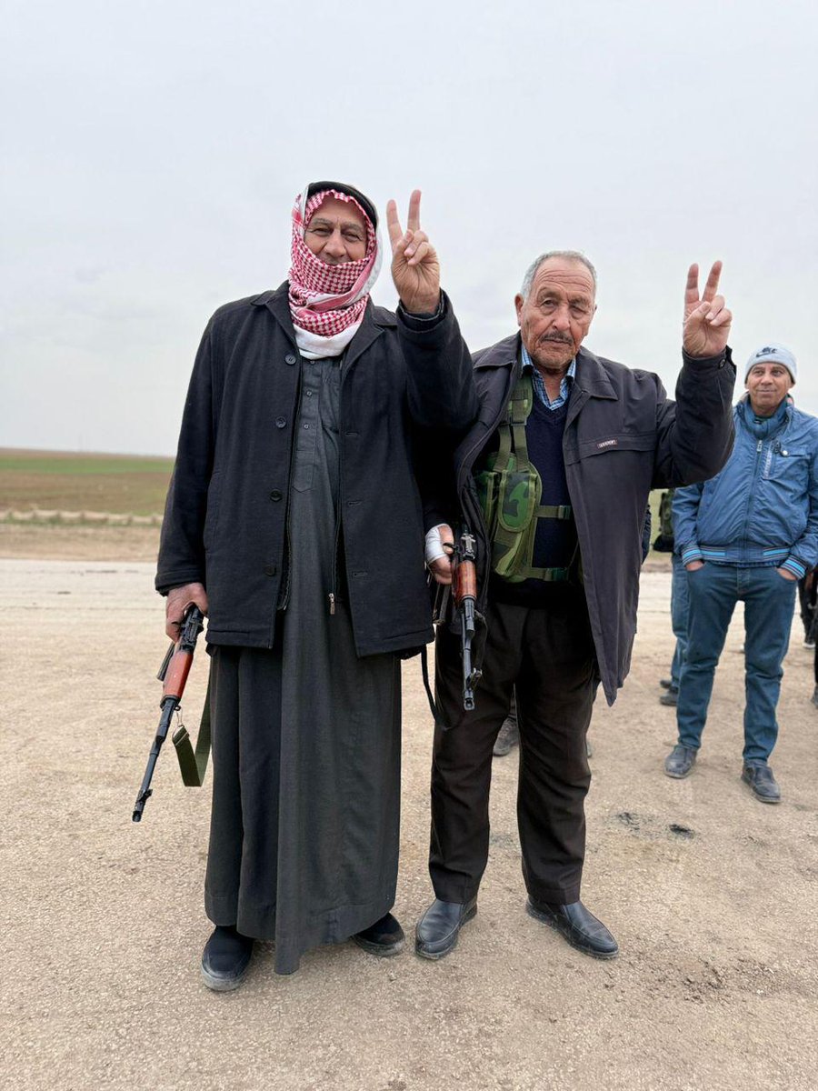 RamanBilal's tweet photo. Auch in arabischen Dörfern der Umgebung lebt der Widerstand. 

Das Narrativ vom Krieg zwischen Kurden und Arabern folgt dem klassischen Prinzip von Teilen und Herrschen, doch die wahre Linie läuft nicht zwischen "Rasse und Blut", sondern zwischen Menschlichkeit und Barbarei. https://t.co/oKl8sJBurX