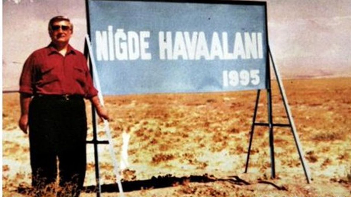 Özgür Özel ;
Niğde’de 1996’da havaalanının temelini atmışlar.
O gün havaalanına bir bekçi alıp koymuşlar. 
Sene olmuş 2026, havaalanı yok. Bekçi de geçen sene EYT’den emekli olmuş. 
Ya böyle kara mizah olur mu?
.