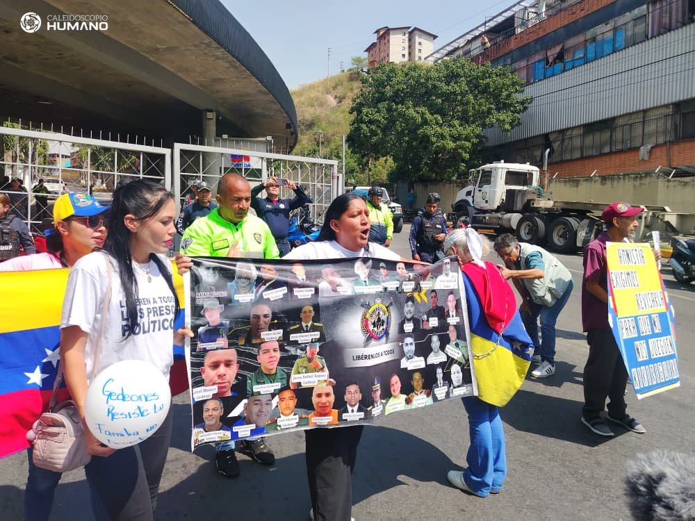 CaleidoHumano's tweet photo. "No tenemos miedo", gritaron al unísono familiares de presos políticos en las puertas de #ElHelicoide para exigir la libertad de sus seres queridos, este sábado #7febrero 

Tras escuchar una misa en un punto cercano de la avenida Victoria, que ha servido como sitio de encuentro para llevar a cabo las vigilias, los asistentes decidieron llevar sus peticiones hasta las puertas del lugar que ha sido denunciado como un centro de torturas por organizaciones de derechos humanos nacionales e internacionales. 

#CaleidoInforma
#NotiDesca
#QueSeanTodos 
#liberenyaalospresospoliticos