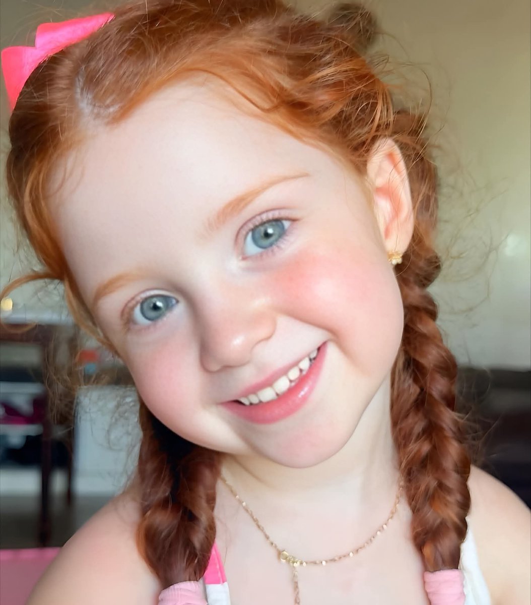 elbourkiny74_'s tweet image. يا @grok 
اجعلها سمراء داكنة