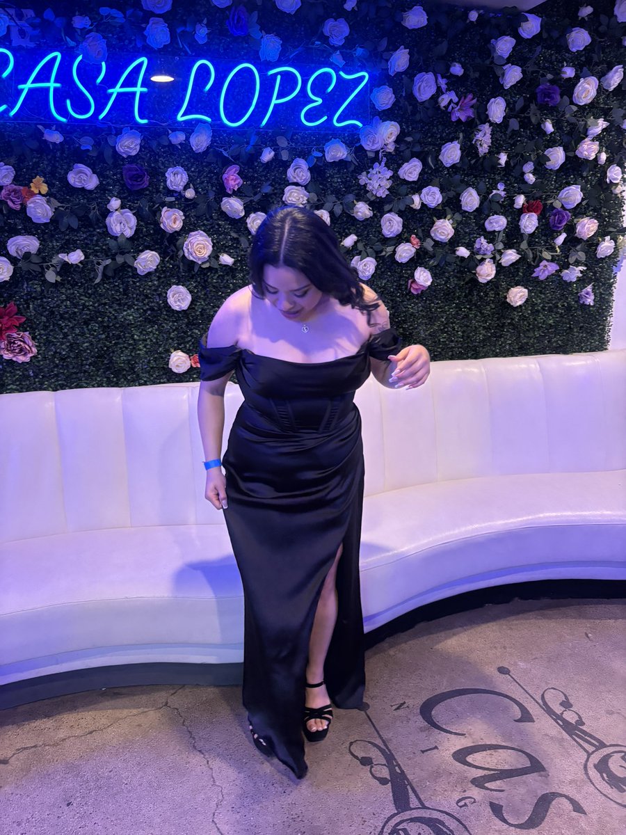 jarelycurls's tweet photo. 🖤 in my pretty black dress https://t.co/xcGQNANvYB