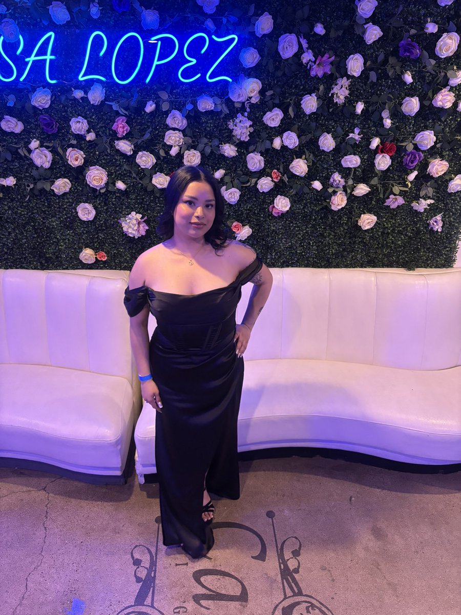 jarelycurls's tweet photo. 🖤 in my pretty black dress https://t.co/xcGQNANvYB