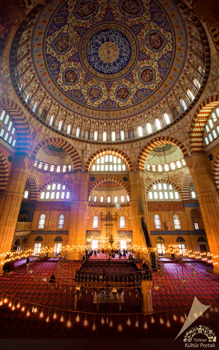 Ziyarete gelmek isterseniz şunlara dikkat edin:

1- Minare yüksekliği 85 METREDİR. Uzaktan camiye doğru giderken lütfen sık sık camide KAÇ MİNARE OLDUĞUNU SAYIN. Şaka yapmıyorum. Spoiler vermek istememediğim için burada kesiyorum. Edirne'ye girdikten sonra ana yoldan devam edin