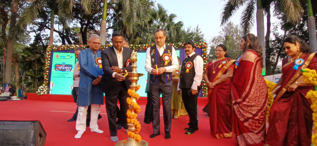 gujaratrefinery's tweet photo. A vibrant celebration of Nature.
The 47th Annual Flower Show inaugurated at @IndianOilcl Gujarat Refinery in the gracious presence of Mr. Arun Mahesh Babu, IAS, Municipal Commissioner, Vadodara, Col. Nihar N Dholakia, Air Defence,Vadodara &amp; Mr. Biplob Biswas,ED &amp; Refinery Head. https://t.co/zxrYKr6URd