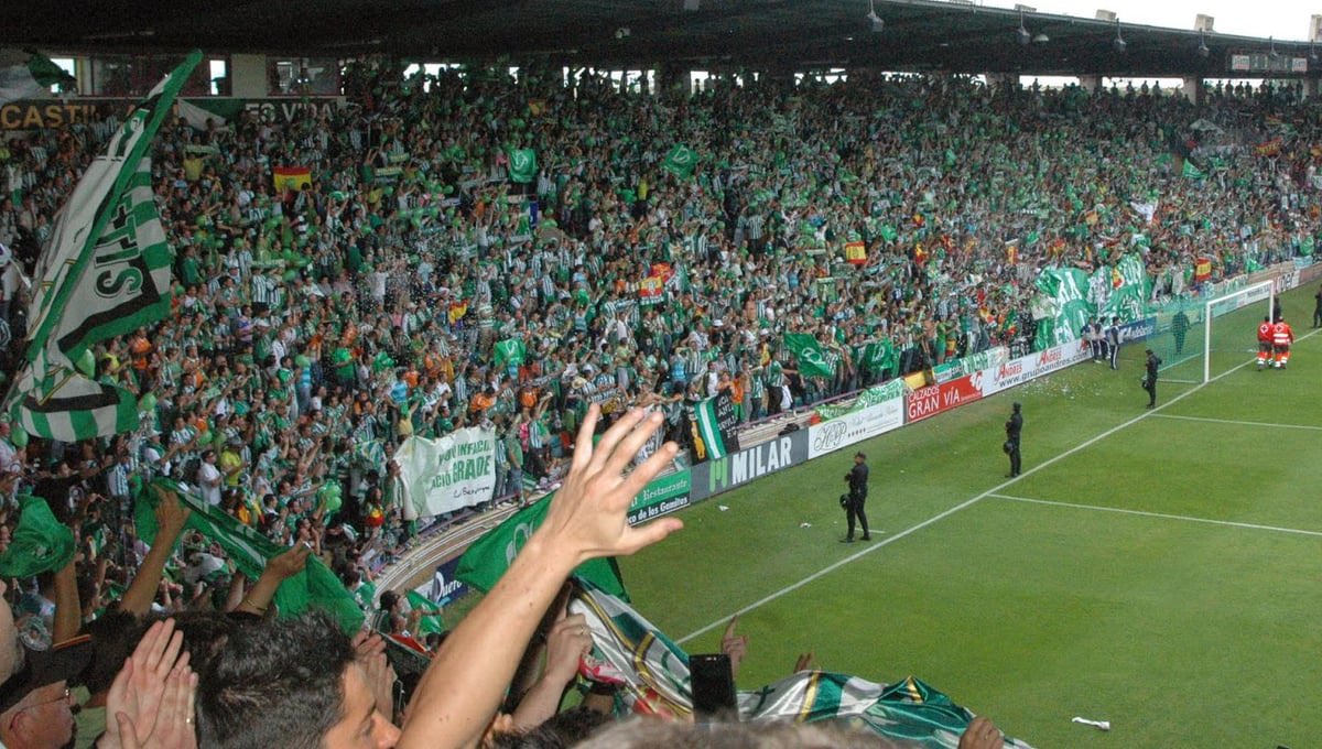 AdanGiraldez's tweet photo. Llamar “sube carros” a una afición que llevaba a 10.000 personas al campo del Barça B o del Salamanca (entre otros) y metía 40.000 o 50.000 personas en Segunda División

O no tenéis memoria, o habéis empezado a ver fútbol hace dos días https://t.co/OKtcKQyJru