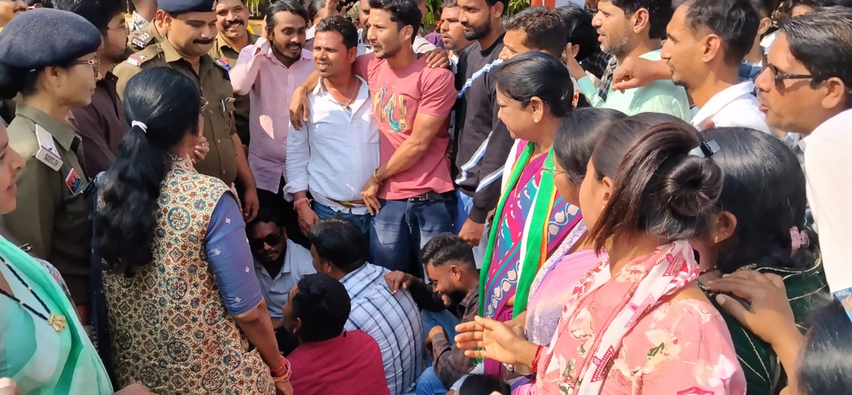 प्रदेश कांग्रेस कमेटी के आह्वान एवं जिला कांग्रेस कमेटी धमतरी के तत्वावधान में आयोजित मनरेगा बचाओ संग्राम अभियान के तहत कलेक्ट्रेट कार्यालय घेराव कार्यक्रम में शामिल हुई।
<a href="/INCIndia/">Congress</a>  <a href="/INCChhattisgarh/">INC Chhattisgarh</a> <a href="/bhupeshbaghel/">Bhupesh Baghel</a> <a href="/DeepakBaijINC/">Deepak Baij</a> <a href="/TS_SinghDeo/">T S Singhdeo</a> <a href="/DrCharandas/">Dr. Charan Das Mahant</a>