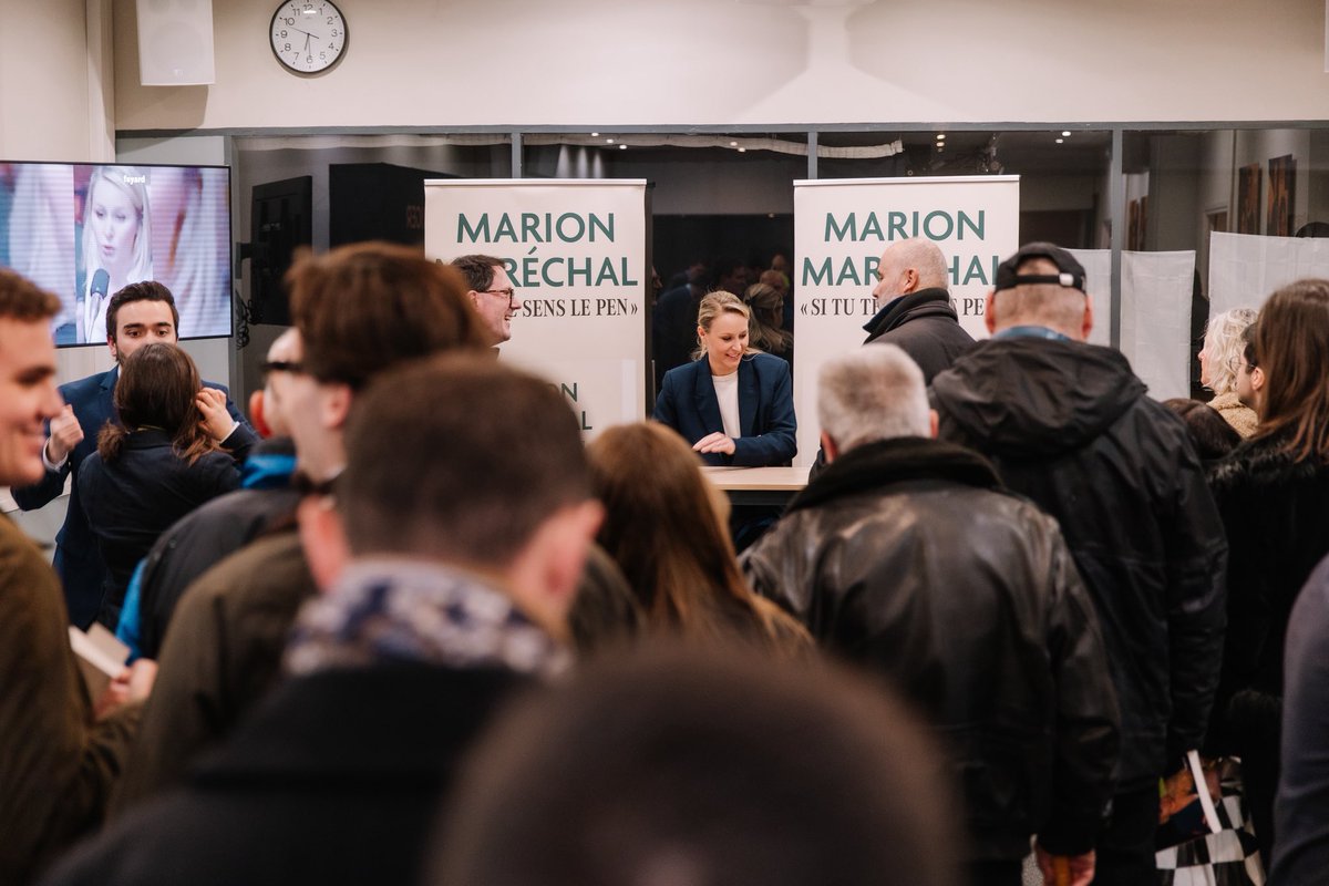 _AgnesMarion's tweet photo. Quand @MarionMarechal vient à l’@ISSEP_France dédicacer son livre, c’est au tour de la capitale des Gaules de « se sentir Le Pen » !

Bravo aux Lyonnais qui se sont déplacés si nombreux malgré des heures d’attente sous une pluie battante !

#Lyon 
#SiTuTeSensLePen