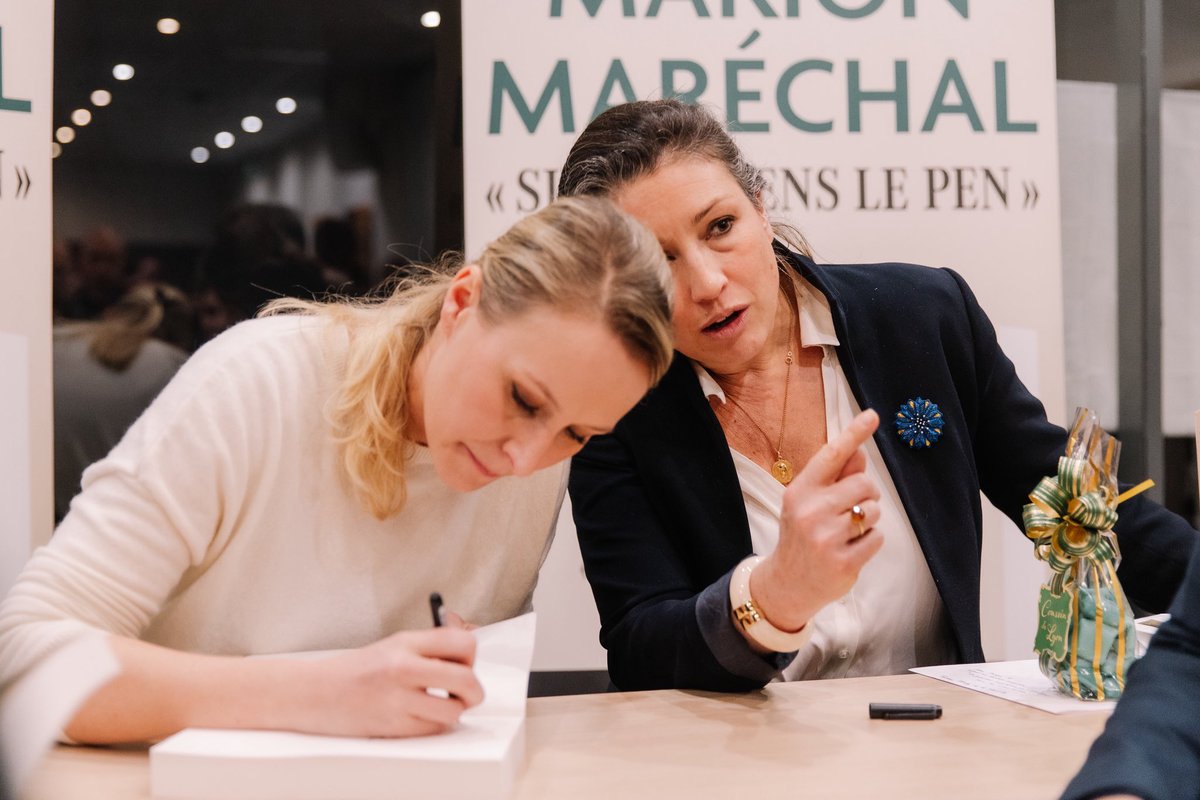 _AgnesMarion's tweet photo. Quand @MarionMarechal vient à l’@ISSEP_France dédicacer son livre, c’est au tour de la capitale des Gaules de « se sentir Le Pen » !

Bravo aux Lyonnais qui se sont déplacés si nombreux malgré des heures d’attente sous une pluie battante !

#Lyon 
#SiTuTeSensLePen
