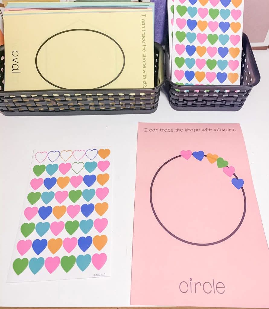 U46EarlyLearner's tweet image. Peeling stickers (which most kids really like) will strengthen little fingers. Adding a shape to encourage them to stick to works on hand-eye coordination. #learningthroughplay Play to Learn Preschool