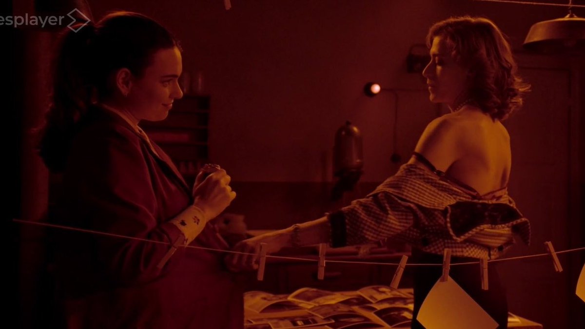 "te atrae como un imán"

marta y su grandísima necesidad de tomar el borde de la falda, cinturón, abrigo o lo que haga falta para acercar a su mujer, que se prepare que ahora finulis llega con PANTALONES dios lo sexy que va a ser eso 🫦 #mafin