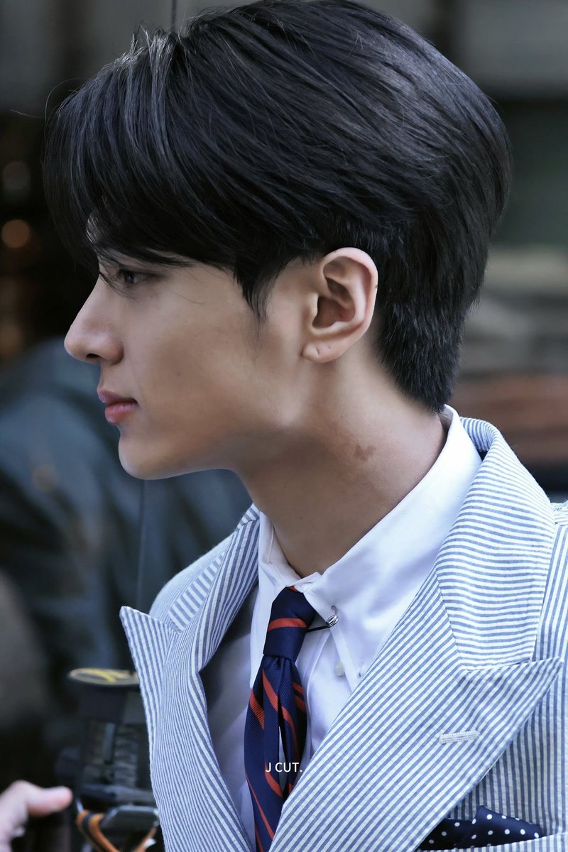 jenyeonluviy's tweet image. built like  a god