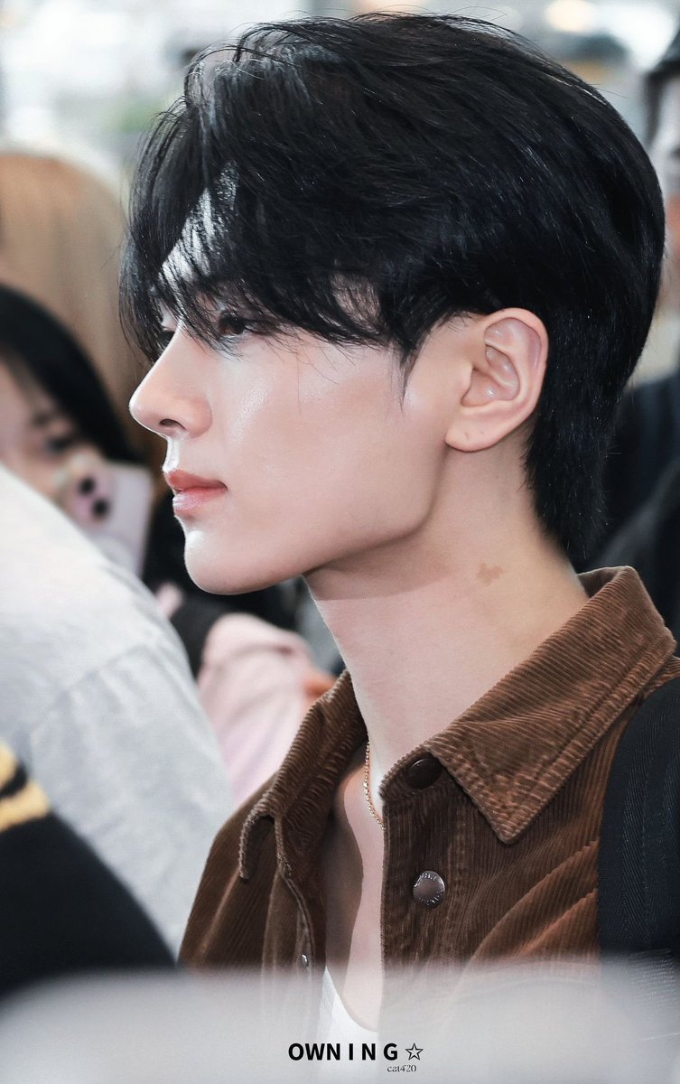 jenyeonluviy's tweet image. built like  a god