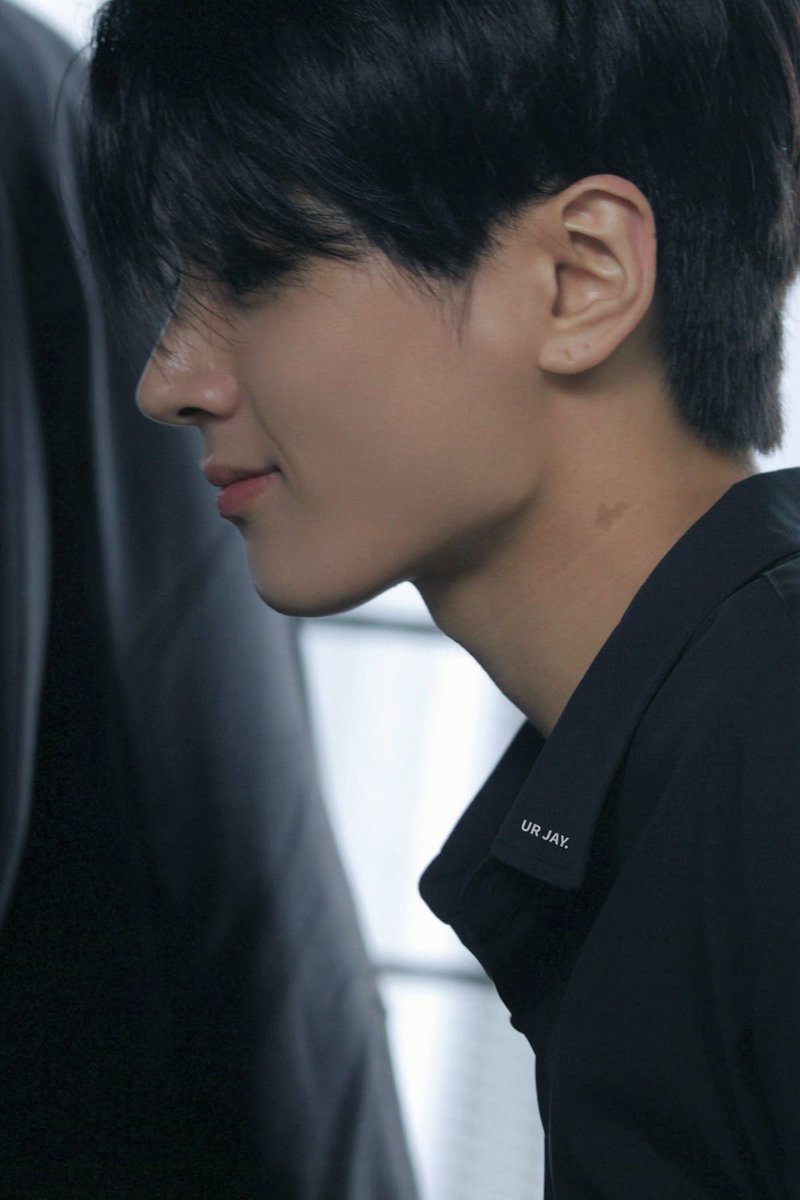 jenyeonluviy's tweet image. built like  a god