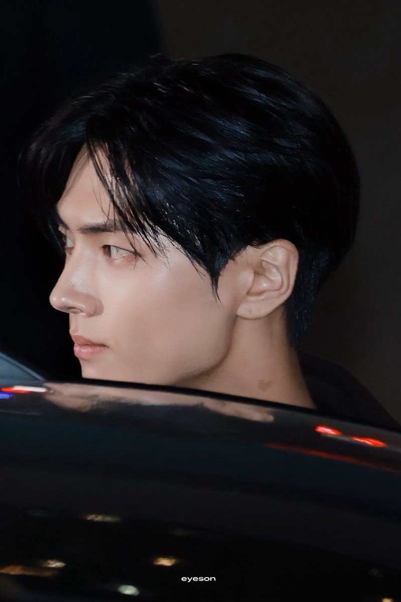 jenyeonluviy's tweet image. built like  a god