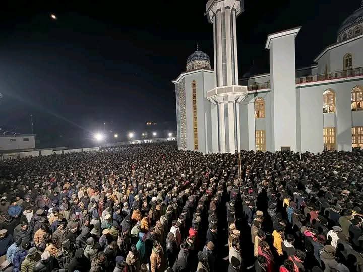 سکردو : شہید انسپکٹر جی بی پولیس بہادر علی کا جسد خاکی سکردو پہنچ گیا |
نماز جنازہ میں ہزاروں کی تعداد میں مومنین کی شرکت  💔😭
اللہ اکبر! جنازوں کے شان و شوکت اور حسینیوں کی شرکت بتا رہی ہے دشمن ایک بار پھر ناکام اور شہداء کامیاب ہو گئے

لبیک یا حسینؑ 🚩
لبیک یا مہدی عج