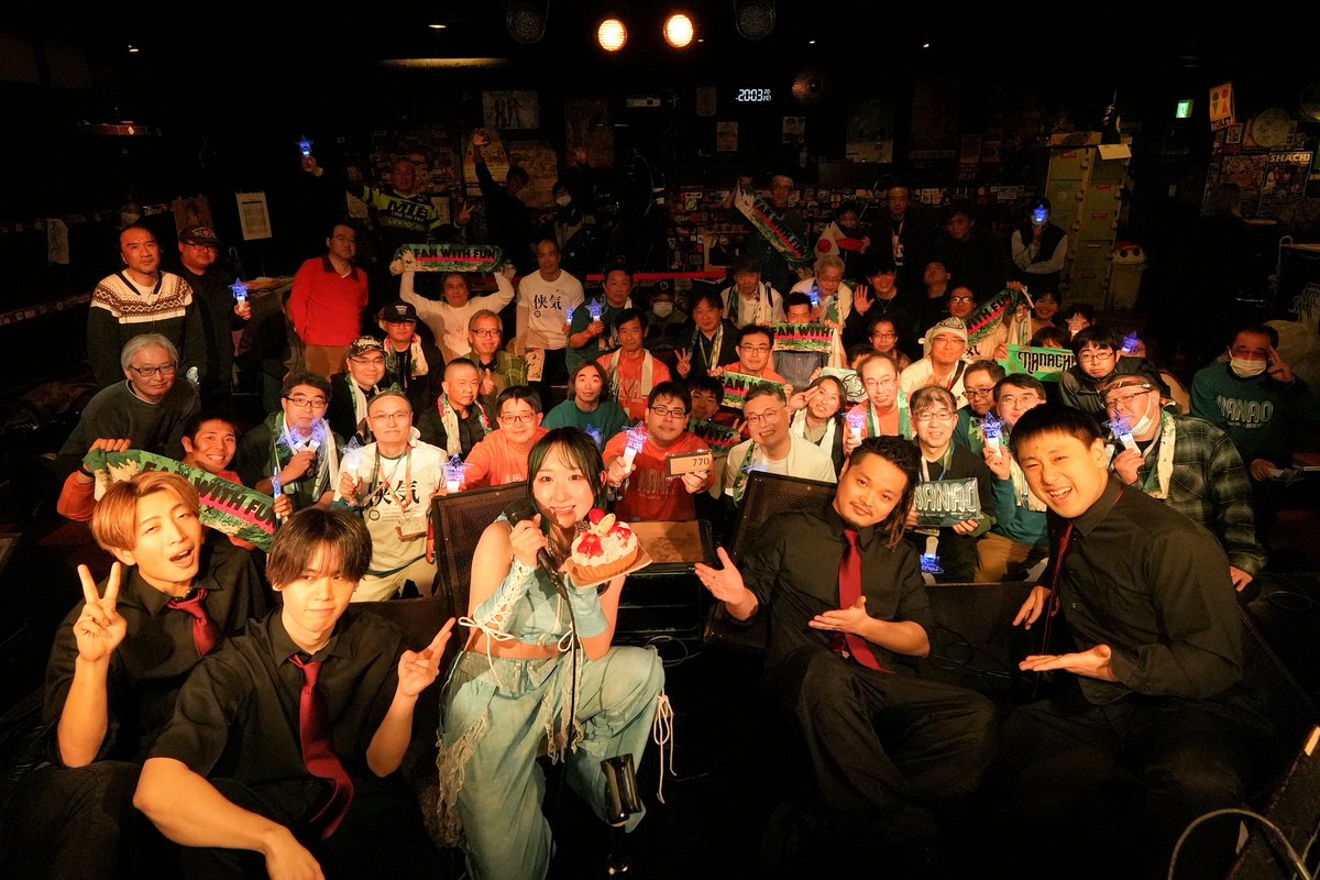 Nanao_po's tweet photo. Sing Out Vol.3 お誕生日に気合全開！まさに世界前哨戦！
来場・配信でご参加くださったみなさま！本当にありがとうございました💓

今年度最後のワンマンにして3年ぶりの誕生日当日開催！とっても幸せで最高な誕生日を過ごさせていただきました！本当に本当にありがとう！

愛のこもった素敵なお花やたくさんのプレゼント、お手紙も本当にありがとうございました！全部読んだよ、とっても嬉しかったです😭

今回最高の演奏をしてくださった先輩方については、改めて別ポストで！今回も楽しく安心して歌えたのはメンバーのみなさまのおかげです🥹

そして来年度は全国7箇所に歌いにいきます！詳細はまた後日！

今日のライブの配信アーカイブ視聴は2/14(土)まで！実はあと7人でトータル100人達成します…！もしよかったら、まだ配信チケットGETしていない方、ご覧いただけたら嬉しいです。最高のライブだったことは私が保証します！
https://t.co/6pi9mXcJfm

改めて、本当にこの1年間沢山の応援ありがとうございました！
来年度はフィリピンメジャーデビュー！気合入れてくぞ！