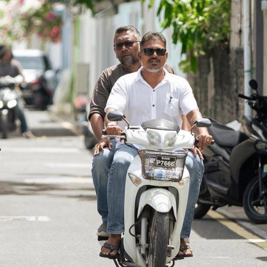 HeraigeyMary's tweet photo. ތިނަދޫ ސިޓީގެ  މޭޔަރ ރައްޔިތުންނާ ގާތަށް  ދޮރުން ދޮރަށް
ތިނަދޫ  ސިޓީ ބޮޑުތަނުން މި އިންތިހާބް ނަގާނެ💪💛

#EmmengeVoteThilafathah
#LCE2026
#wdc2026
#heyvallathayyar
#GearUp
#KKBK
#votesaud
Saud Ali https://t.co/JgmI40swvX