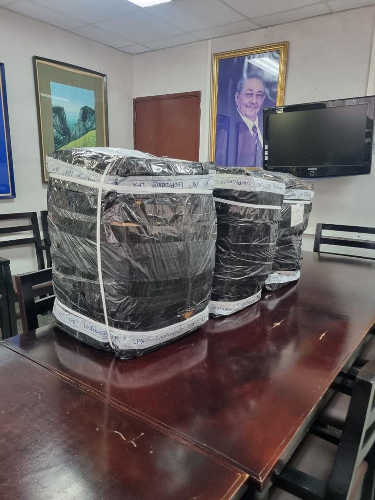 Donativo procedente de la Asociación Hispano Cubana, España recibió el hospital Abel Santamaría Cuadrado consistente en trajes destinados a la actividad Quirúrgica de la institución. Gracias a la solidaridad de la Dra. María Eugenia Gálvez Rivera natal de  #PinardelRio
#Cuba