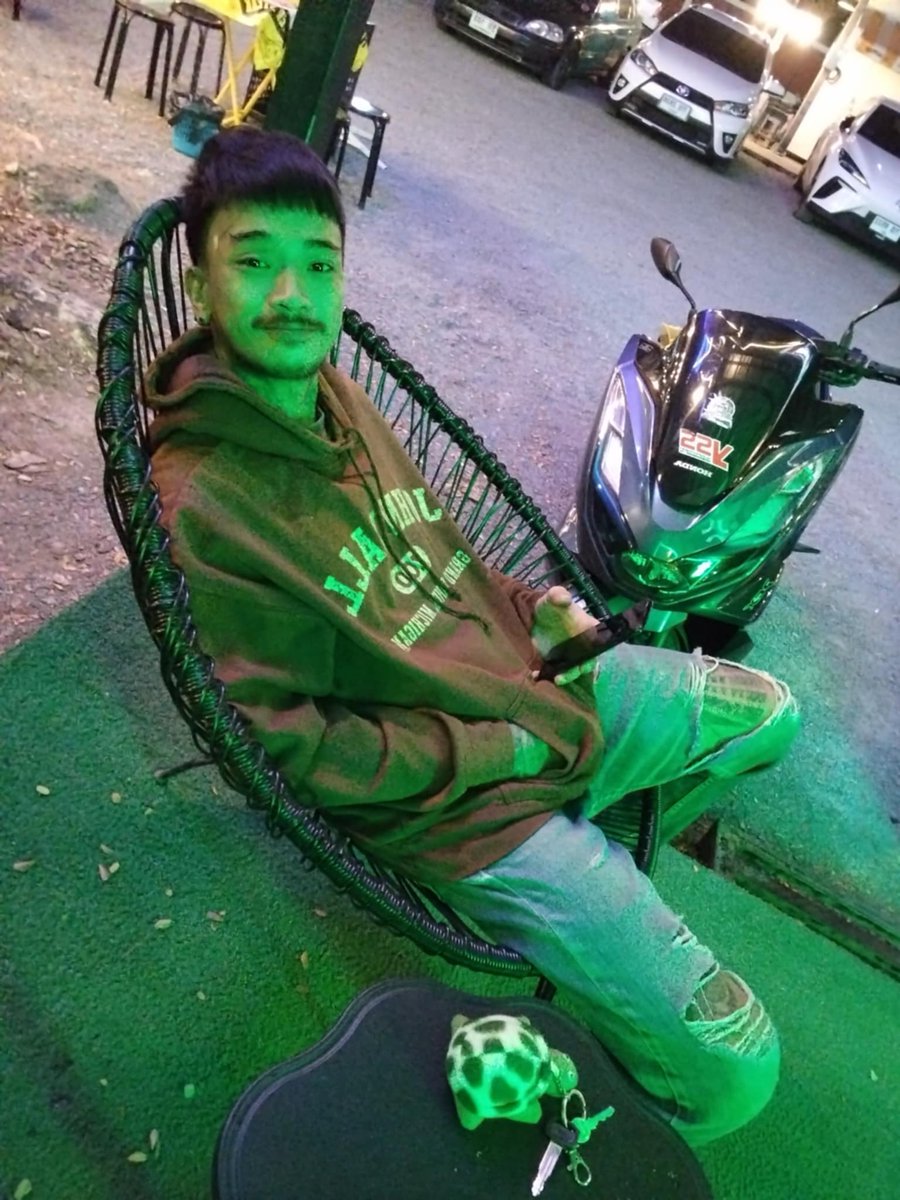 plugkyBad's tweet image. หาไรเมาๆก่อนนอนกัญญ 😬