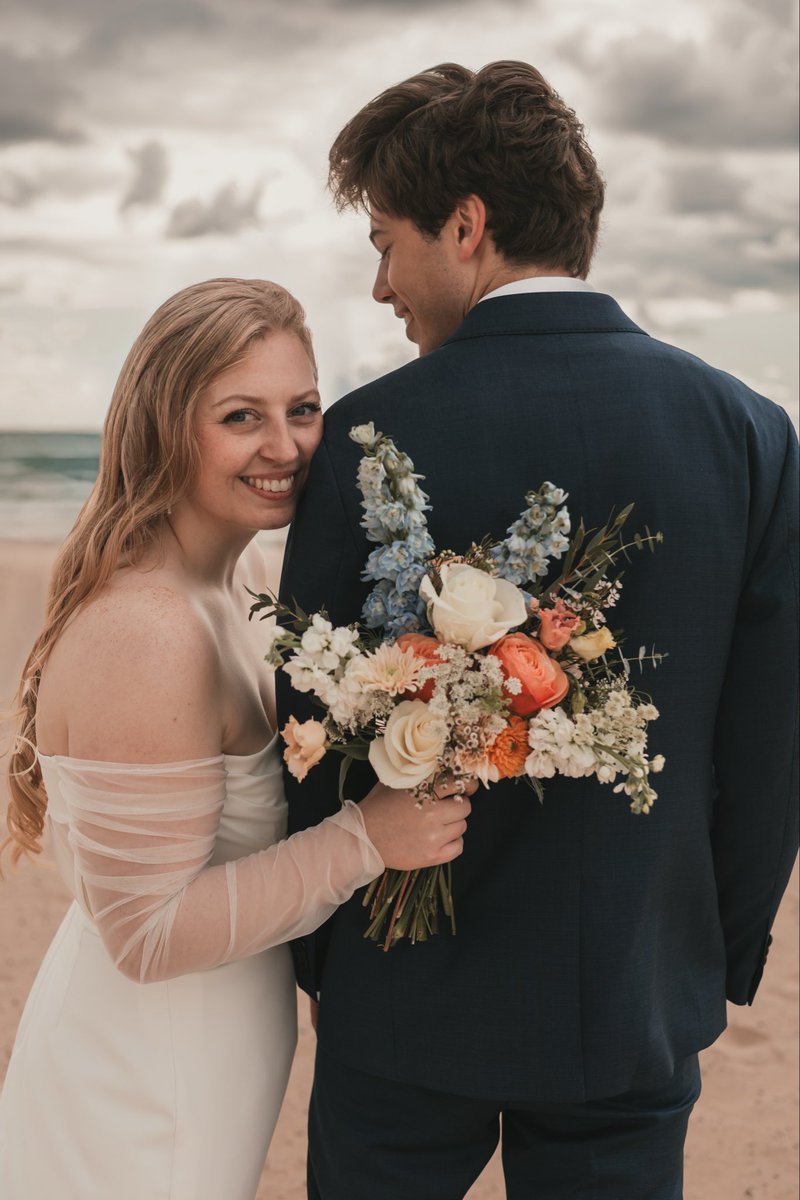 VelocitySVN's tweet photo. Holding onto him and the most beautiful bouquet. Love by the crashing waves of Lake Michigan 🌊

#EverosePhotoMi #LakeMichigan
Book Now!
📷: @VelocitySVN https://t.co/5crhGgNLb8