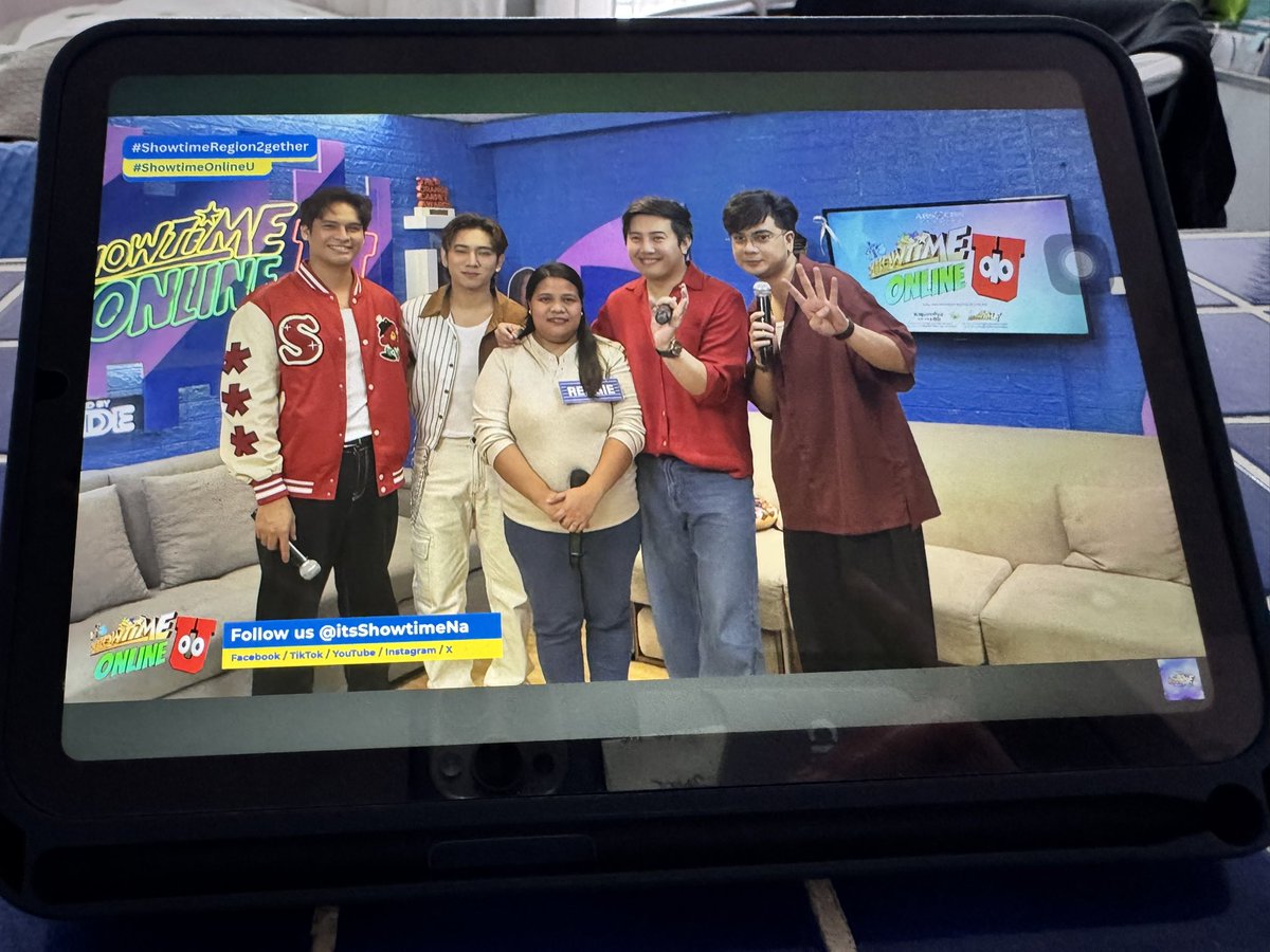 msklel's tweet photo. 4Ps Be With You, aliw kayo 😃 And si Anthony Castillo kahawig ni Kim Seon Ho ☺️ Thank you #ShowtimeOnlineU sa weekend happiness na dala nyo. From Team Replay in the British Virgin Islands 🌴 #ShowtimeRegion2gether ❤️💚💙 @itsShowtimeNa 💙💛 https://t.co/ptf7NEXVlK