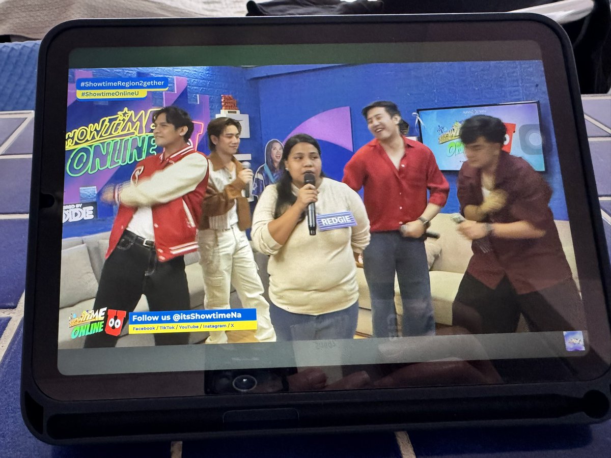 msklel's tweet photo. 4Ps Be With You, aliw kayo 😃 And si Anthony Castillo kahawig ni Kim Seon Ho ☺️ Thank you #ShowtimeOnlineU sa weekend happiness na dala nyo. From Team Replay in the British Virgin Islands 🌴 #ShowtimeRegion2gether ❤️💚💙 @itsShowtimeNa 💙💛 https://t.co/ptf7NEXVlK