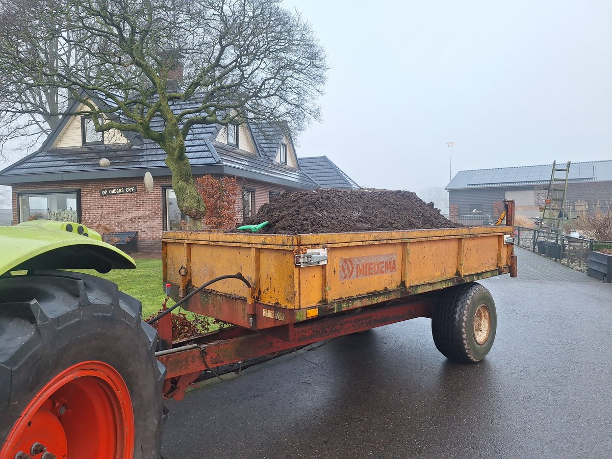 Was prachtig weer om vandaag een laagje "dikke fractie" op ons gazon te strooien
Gescheiden mest uit de vergister, mooi #rul spul
Kan nu lekker tijdje in de grond trekken, op na een mooi groen gazon deze zomer