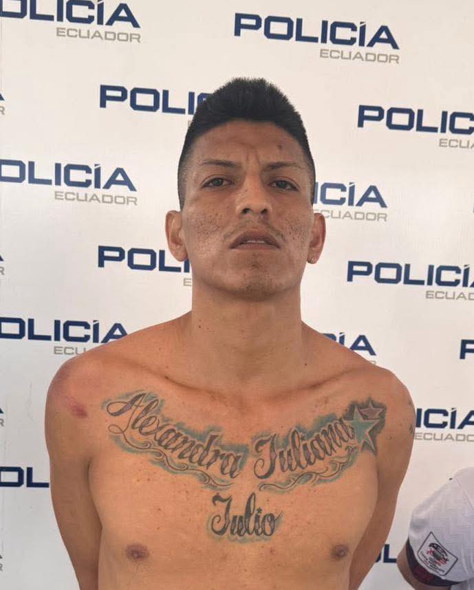 ¡Maldita sea la justicia de mi país! 

Este sujeto que ustedes ven aquí es Julio Cedeño Panchana. En 2022, tenía apenas cuatro días de haber salido de la cárcel, cuando asesinó a sangre fría al agente de tránsito de Manta, Jimmy Torres Palacios. 

Y ahora resulta que la Policía