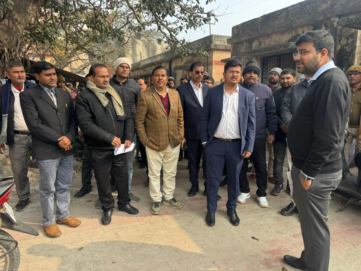 Dm_Gorakhpur's tweet photo. आज कैम्पियरगंज तहसील कार्यालय एवं न्यायालय का निरीक्षण किया गया एवं सभी  को आवश्यक दिशा निर्देश दिए गए। @UPGovt @InfoDeptUP @CMOfficeUP https://t.co/NmCoEf4OHq