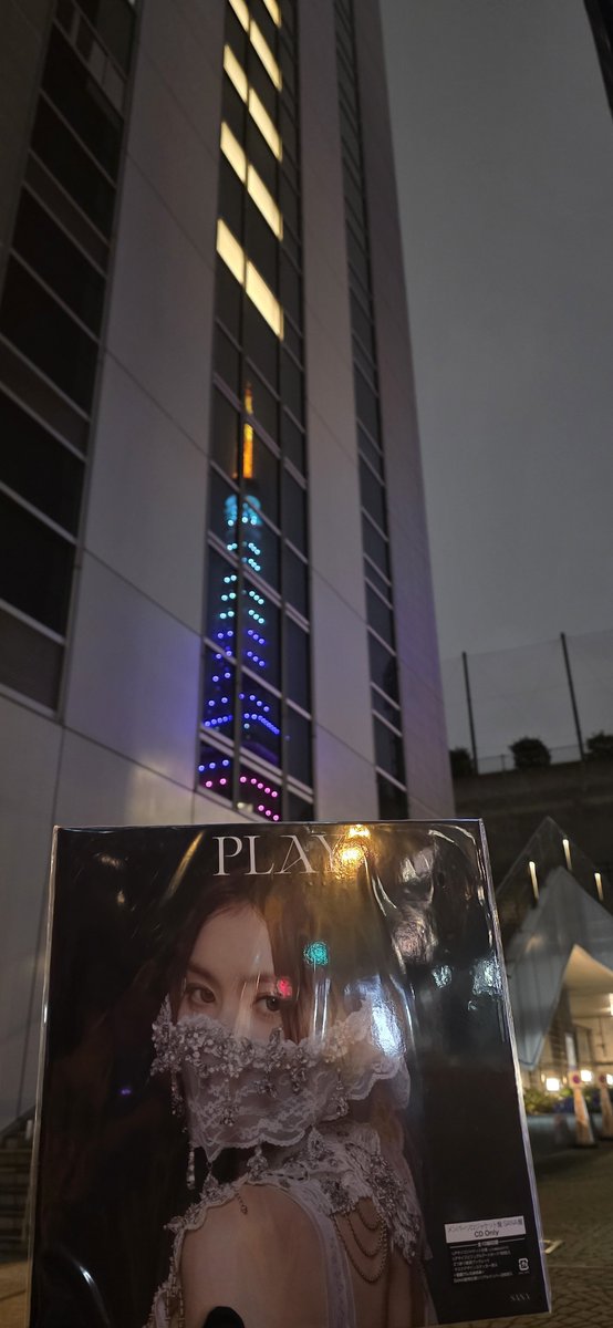 セルフリスニングパーティー🤣 ビルに映るミサモカラー✨ #SANA