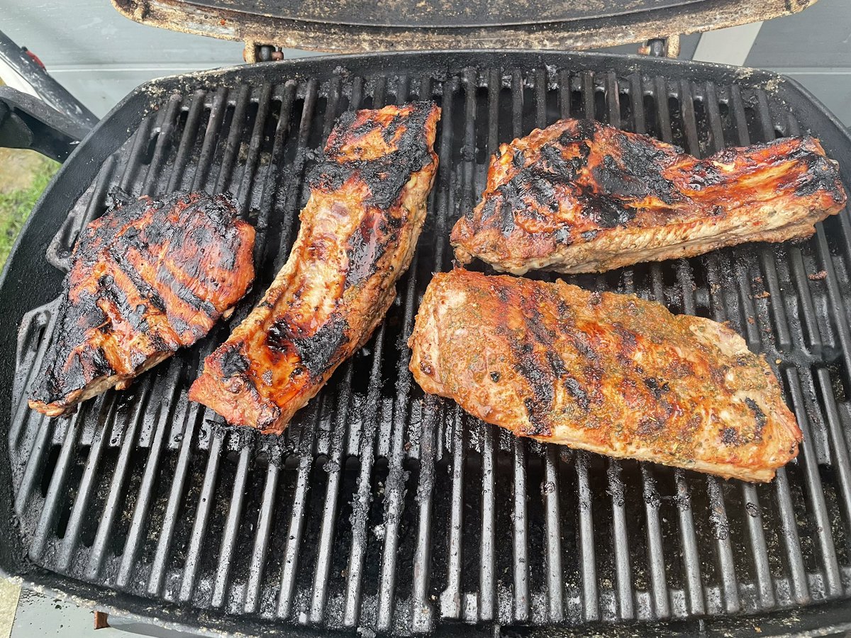 TjoLoLo7's tweet photo. “ed” #thesouthafricanabroad
Marinated
Large Pork Ribs
BBQ/Pork spices 
Garlic/BBQ sauce
StuffedMushrooms
Red Onions
Bell pepper
Tabasco
Jacket Potatoes
South African Avocado
Stoneware plates from #SouthAfrica
on the #IsleofMan 🇮🇲 
Parents are happy 
#BraaiSalEkBraai
#LekkerKos https://t.co/kHTxb7d4rF