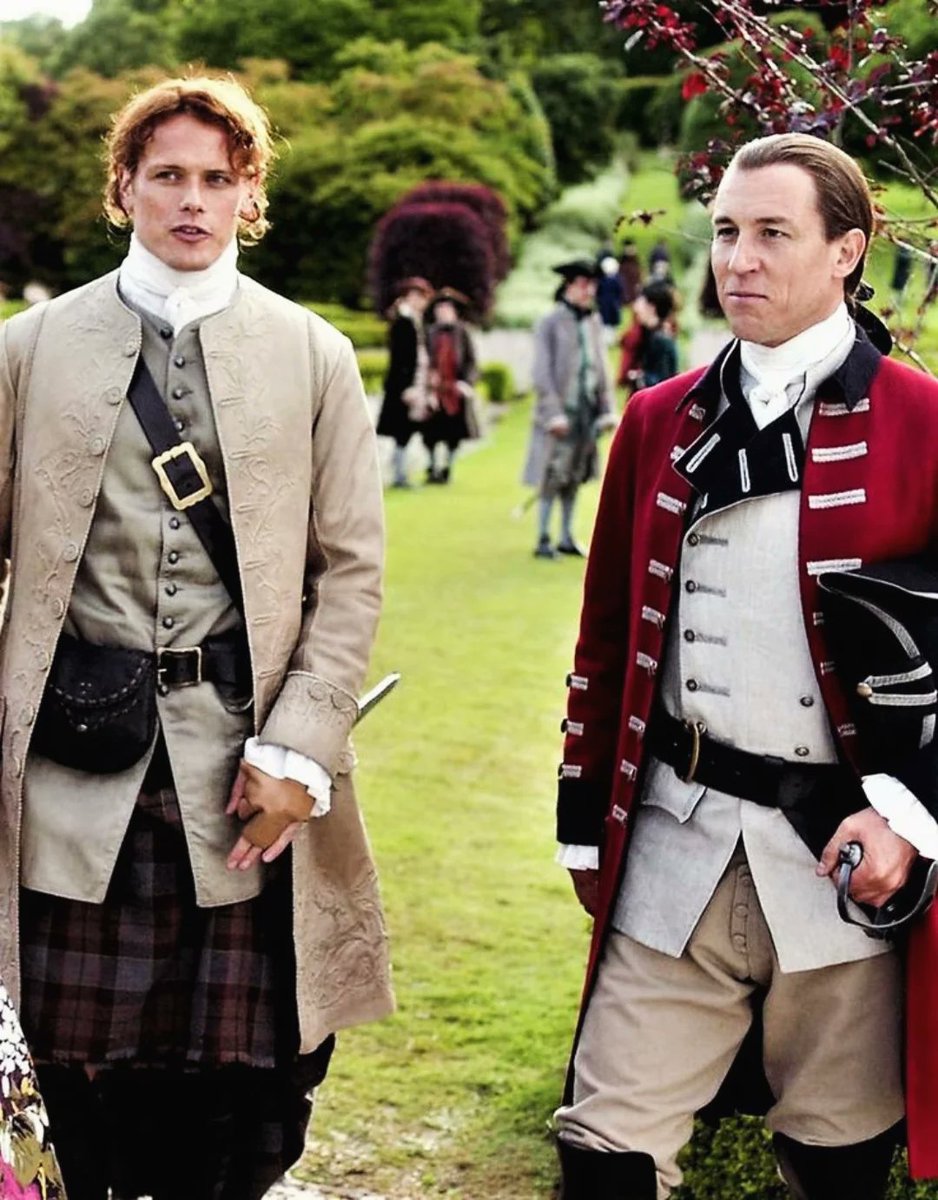 point_blank1959's tweet photo. Impromptu meetings at Versailles. A witty  scene full of humour in spite of the tense situation. You love it for the costumes if not for everything going on. #SamHeughan #CaitrionaBalfe #tobiasmenzies #lionellingeser #OLS2 https://t.co/mbBX3B2ZeP