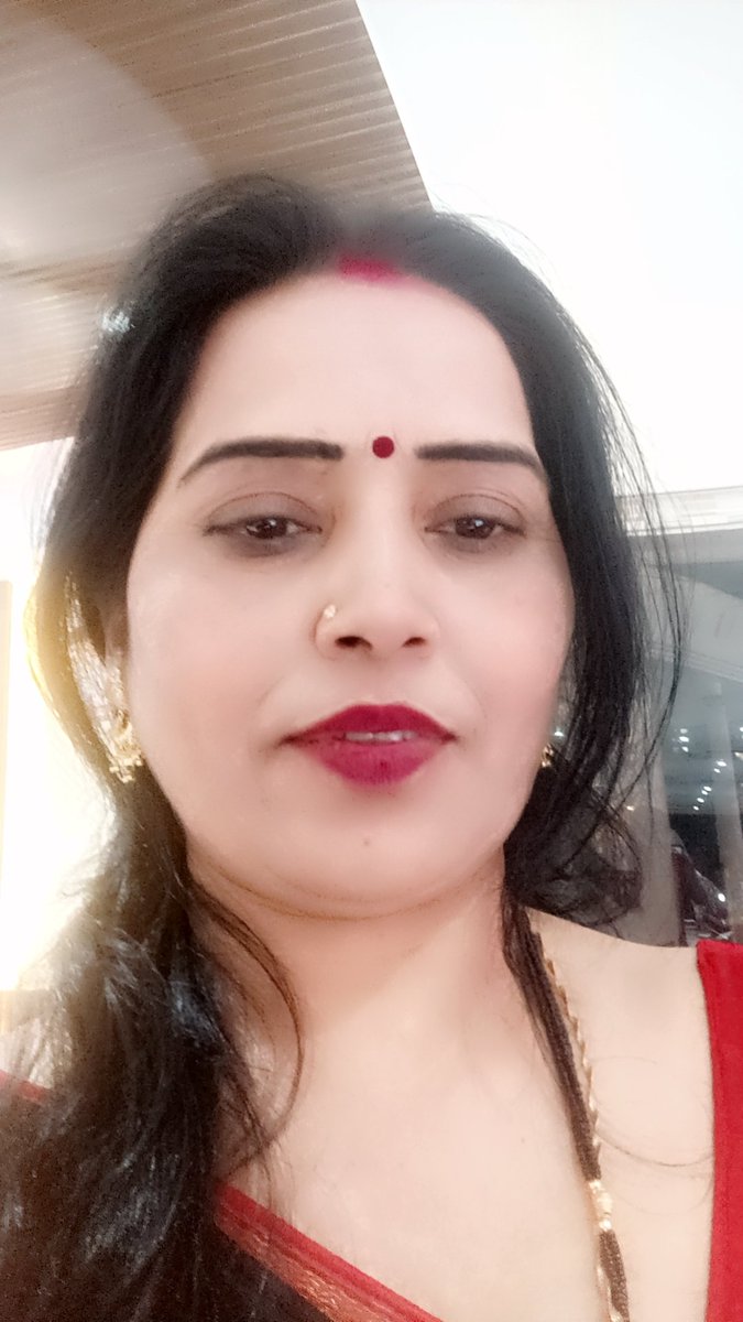 जानता हूँ रेत पर वो चिलचिलाती धूप है
जाने किस उम्मीद में फिर भी उधर जाती हूँ मैं,
आपके रस्ते हैं आसाँ, आपकी मंजिल है क़रीब,
ये डगर कुछ और ही है जिस डगर जाती हूँ मैं,, ❤️🥰 जय श्री महाकाल बाबा जी, राधे राधे 🙏 हर हर महादेव शंभु 🙏