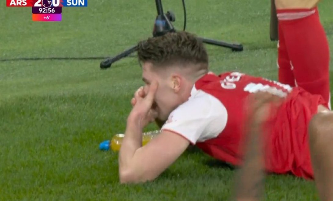 🚨 Arsenal fans singing the new chant for Viktor Gyökeres. 

🎶 Gyö-ke-res!

He came with muscles, goals and flair, defenders cry and lose their hair!

Left foot, right foot, head or knee,
Goalkeeper asks for mercy!

Gyö-ke-res! Gyö-ke-res!
Built like a tank, runs like a train,