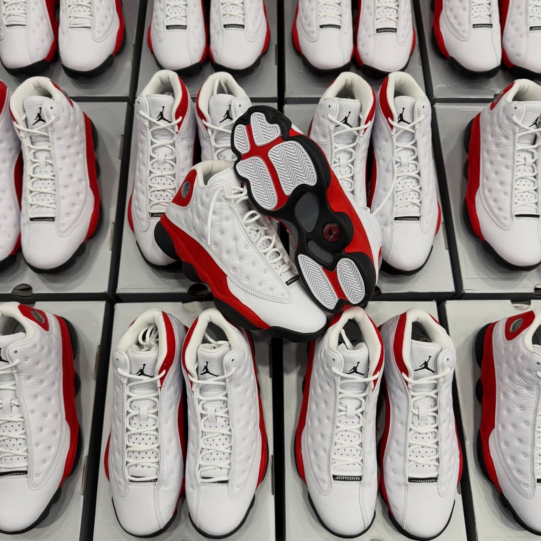 JustFreshKicks's tweet photo. The Air Jordan 13 OG “Chicago” is set to return March 13th 🔴⚪️

Details: https://t.co/bN0GpXERRt https://t.co/WtRtDwphKh