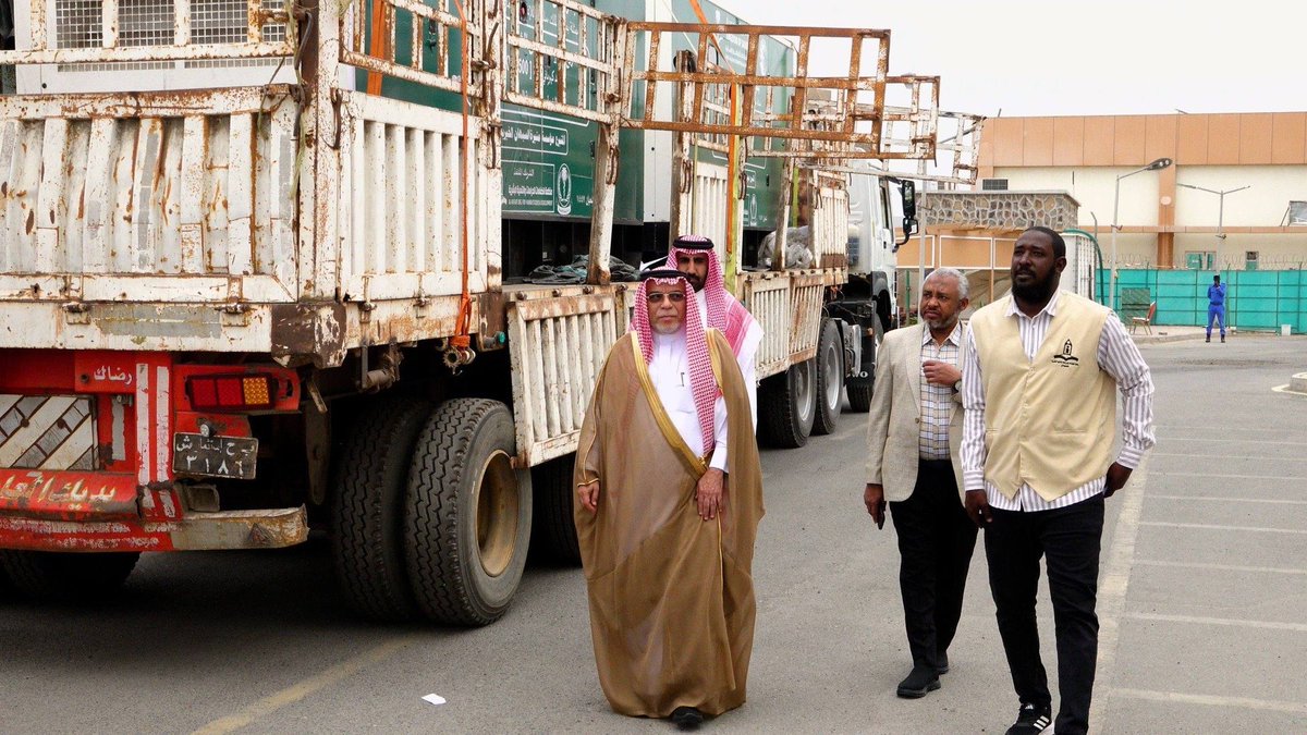 🚨🚨🚨هااااااام 

السعودية تدعم كهرباء #السودان بقافلة مولدات إلى الخرطوم والشمالية