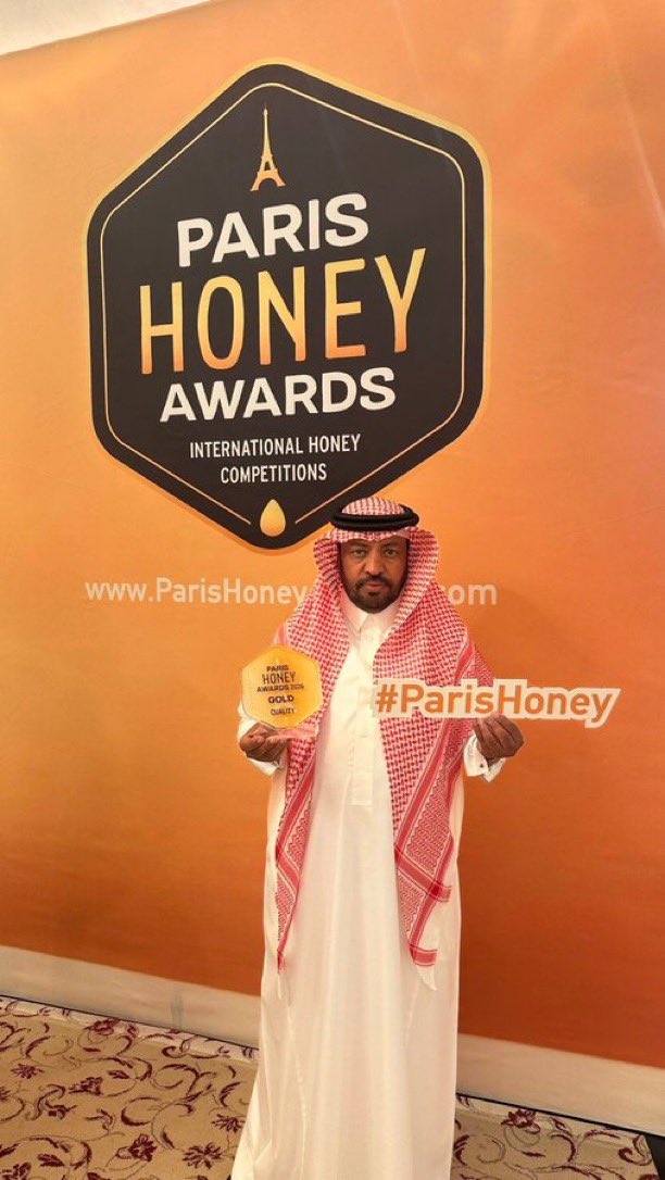 نبارك للأستاذ/محمد بن دخيل الأحمدي على *فوزه* بالمركز الثاني عالميًا في جودة العسل بالفقرة التابعة لمنطقة المدينة المنورة وبوادي العنيق – بمركز المسيجيد التابع لمحافظة بدر  ، ضمن مسابقة باريس العالمية  2026 🇸🇦🍯 نتمنى له المزيد من التقدم والنجاح