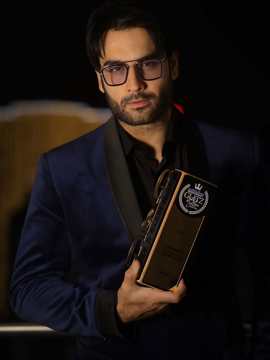 Totally obsessed with this look… 18 years and still unmatched 🔥
Glasses on = ultimate vibe 🤓❤️

#VivianDsena
#18YearsOfVivianMagic