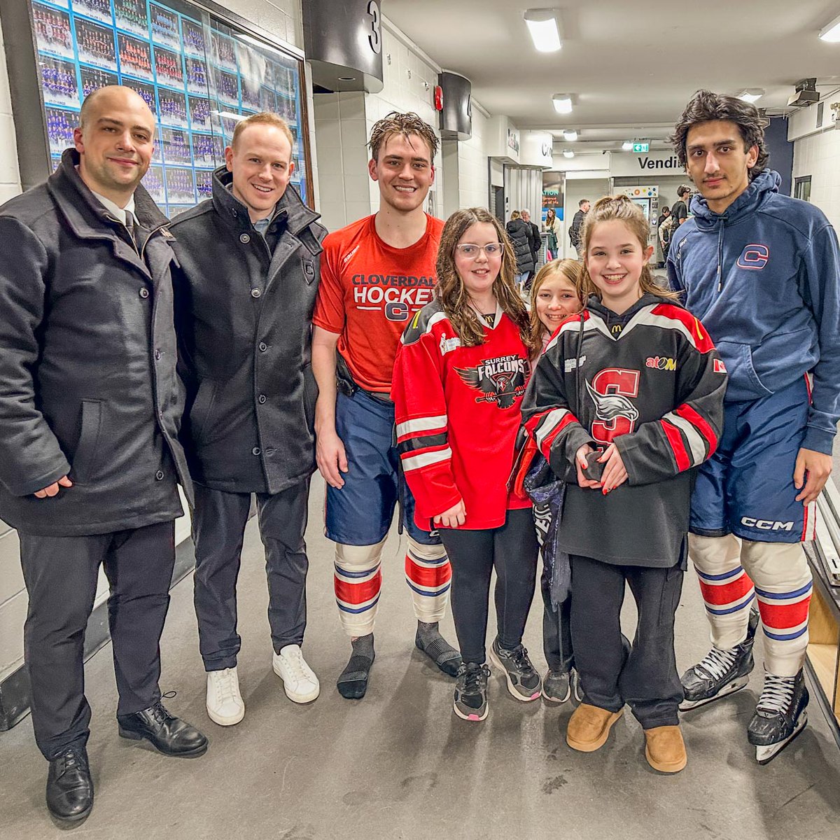 CloverdaleJr's tweet image. 🎉🥳 Happy 11th Birthday Fiona! 🎂

Hope you had a blast celebrating at the Barn Thursday during the Herd's game against Port Moody. Huge thanks to Captain Zach Johns &amp;amp; Jeevin Bal for making her day special with an autographed players card and team toque!

#Yeehaw  #GameNightFun