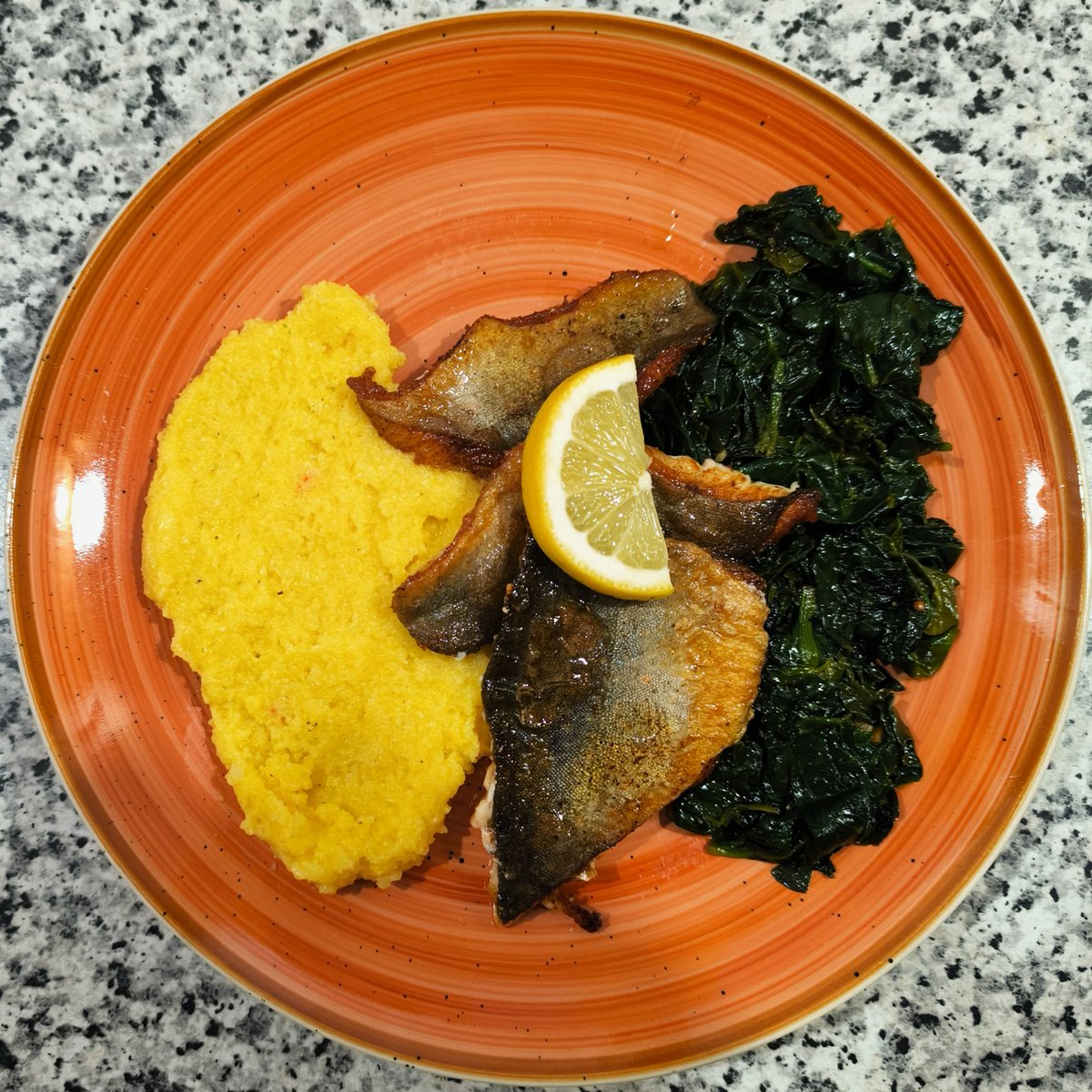 MikeKocht's tweet photo. #Saibling aus der näheren Umgebung knusprig auf der Haut gebraten, innen saftig-glasig.
Mit (Blatt-) #Spinat und #Polenta (heute schön cremig) ein Gericht, dass ich gar nicht oft genug … :-)
https://t.co/oWGPqPlsQq https://t.co/2oRfQEPwGw