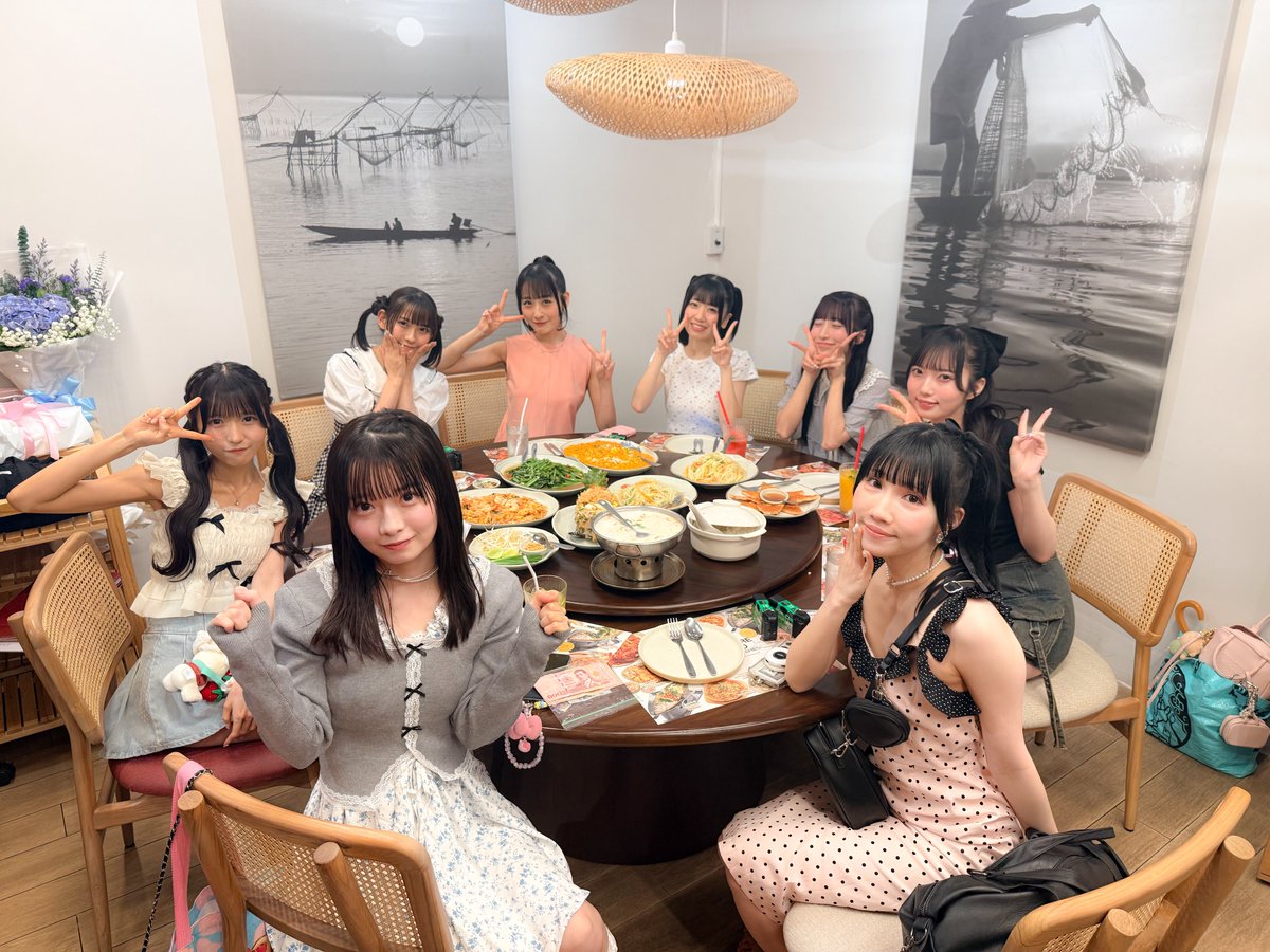 FESTIVEofficial's tweet photo. ライブの後サボイレストラン @Savoey_JP にてお食事して来ました😋🍴メンバーカラーのお花も頂きました💐いつも応援して頂きありがとうございます🫶とても美味しいのでタイに滞在中のファンの皆さんはぜひ行ってみてください🚶‍♀️ https://t.co/zdfiB7apb1