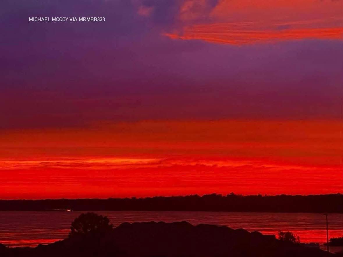 MrMBB333's tweet image. THE SKY TURNED THE MISSISSIPPI RIVER RED.

#MississippiRiver #SkyReflection #RedSky #MrMBB333