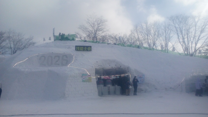 shika_fes's tweet photo. 巨大な雪の滑り台も出現！
コースは2つあるので、高い所が苦手な人は中程からのコースを選ぶこともできます。
更にお子様向けのもっと小さい滑り台もありますので、みんなが楽しむことができます。

滑り台の下には綿菓子とココアが100円で売っているコーナーや氷の机に椅子もあります。 https://t.co/XK4ba1Ry0o