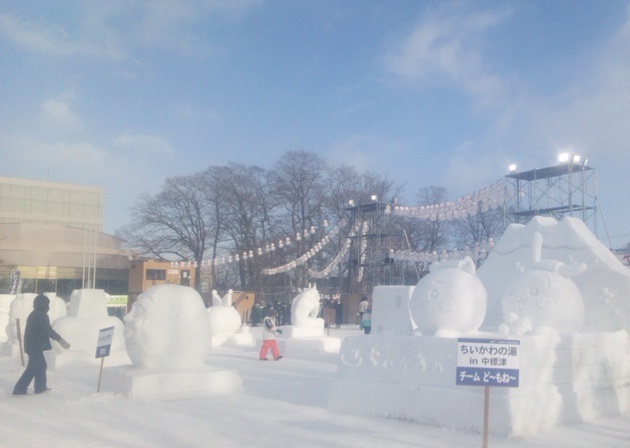 shika_fes's tweet photo. 広場の前の道路（焼肉青龍やSugerboyの前付近）は一部通行止めになっていて屋台が並んでいます。車でおいでの際はお気を付けください。

2月8日はちょうど選挙の日なので、ついでにお出かけもおすすめです。 https://t.co/qWTMMeNLW5